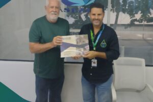 SEAERJ entrega livro da entidade ao presidente da ASEAC
