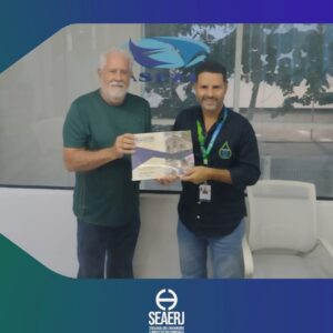 SEAERJ entrega livro da entidade ao presidente da ASEAC